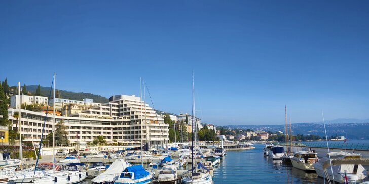 Moderní hotel na pobřeží Istrie: polopenze, sauny i venkovní bazén, 2 děti zdarma, first minute sleva