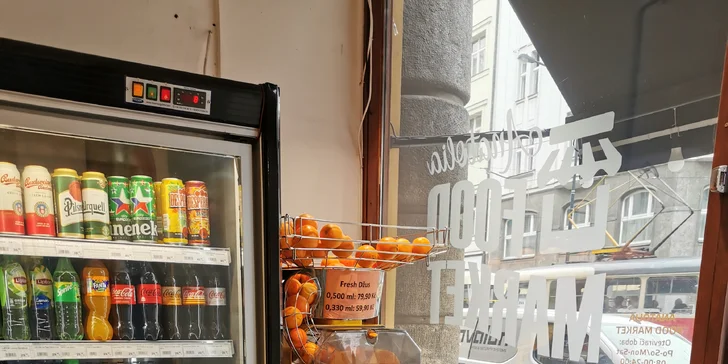 Osvěžení plné vitamínů: 330–500 ml pomerančového fresh džusu až pro 3 osoby