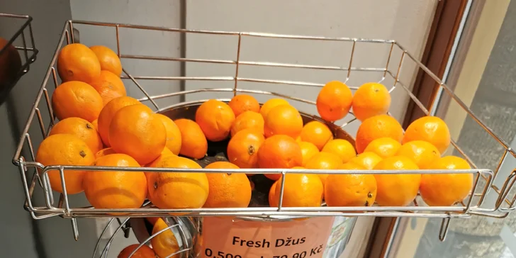 Osvěžení plné vitamínů: 330–500 ml pomerančového fresh džusu až pro 3 osoby