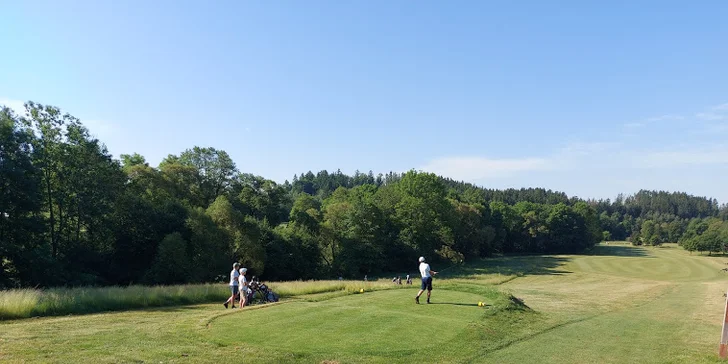 Golf v údolí Chrudimky: green fee na 9 či 18 jamek, driving a košík se 40 míčky ve Svobodných Hamrech