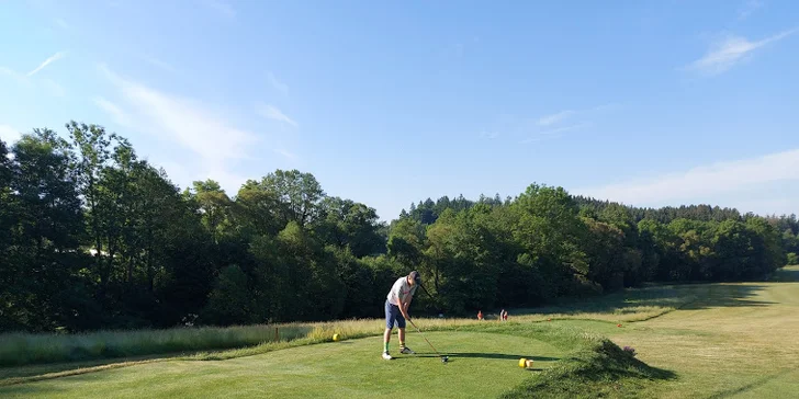 Golf v údolí Chrudimky: green fee na 9 či 18 jamek, driving a košík se 40 míčky ve Svobodných Hamrech