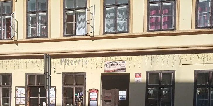 Dvě křupavé pizzy o průměru 32 cm na odnos s sebou a limonáda