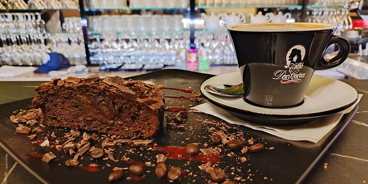 Romantický večer pro dva: 3chodové menu dle výběru, kytice, svíčky i sklenka či láhev prosecca