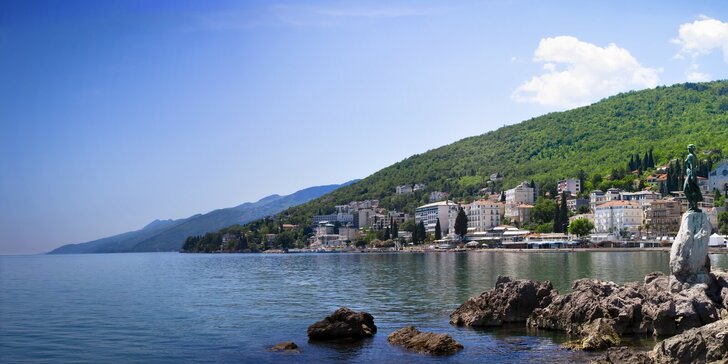 Dovolená na Istrii: pěkný hotel přímo na pláži, vnitřní bazén a polopenze s nápoji