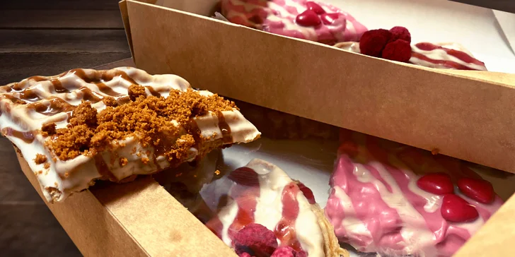 Box 8 belgických vaflí na odnos s sebou: bílá čokoláda, karamel i malina