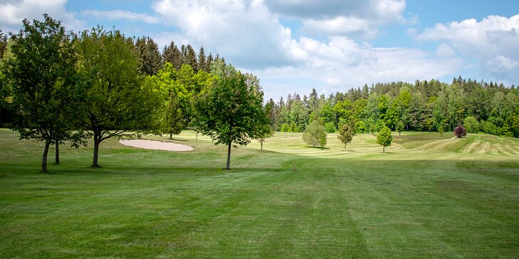 Golf v údolí Chrudimky: vstup na 18jamkové hřiště, driving s míčky i půjčení buggy