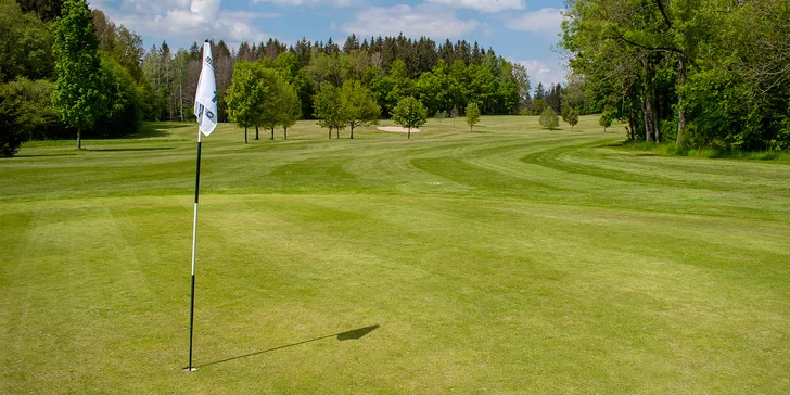 Golf v údolí Chrudimky: green fee na 9 či 18 jamek, driving a košík se 40 míčky ve Svobodných Hamrech