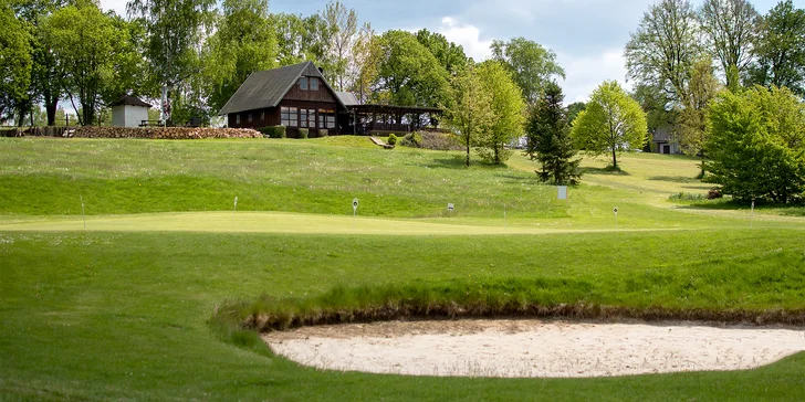 Golf v údolí Chrudimky: green fee na 9 či 18 jamek, driving a košík se 40 míčky ve Svobodných Hamrech