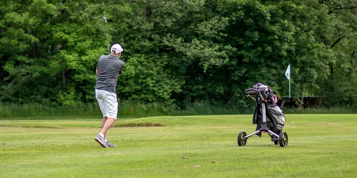 Golf v údolí Chrudimky: green fee na 9 či 18 jamek, driving a košík se 40 míčky ve Svobodných Hamrech