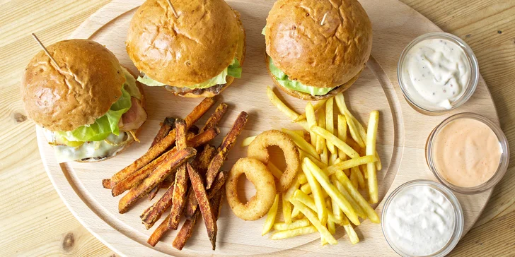 Degustace tří burgerů pro 1 či 2 osoby: chilli, farmářský a řepový, vč. cibulových kroužků a hranolků