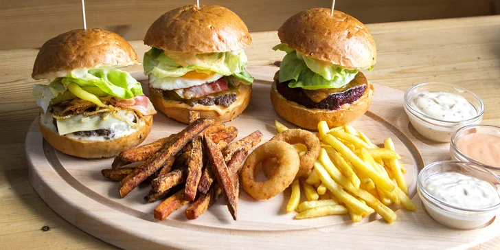 Degustace tří burgerů pro 1 či 2 osoby: chilli, farmářský a řepový, vč. cibulových kroužků a hranolků