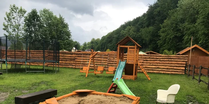 Romantika ve srubech s wellness kádí pro páry i rodiny uprostřed stylového ranče Bučiska