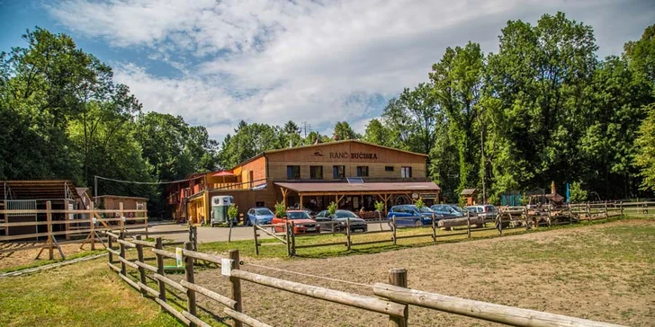 Romantika ve srubech s wellness kádí pro páry i rodiny uprostřed stylového ranče Bučiska