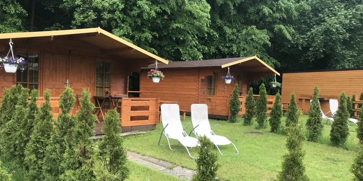 Romantika ve srubech s wellness kádí pro páry i rodiny uprostřed stylového ranče Bučiska