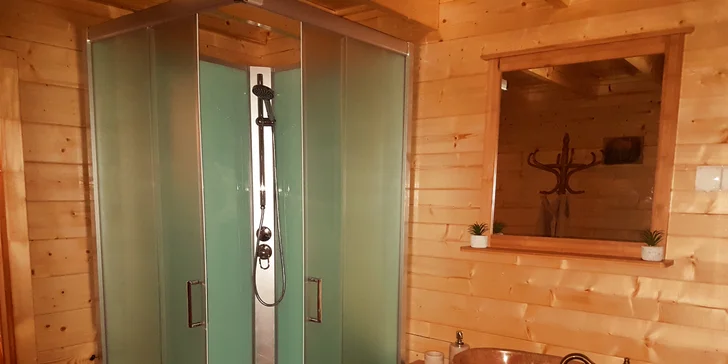 Romantika ve srubech s wellness kádí pro páry i rodiny uprostřed stylového ranče Bučiska