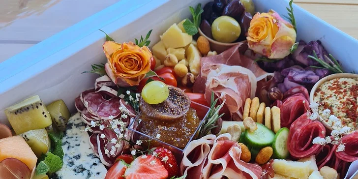 Antipasto boxy: sýry, uzeniny, hummus, krekry, ořechy, zelenina i francouzská bageta