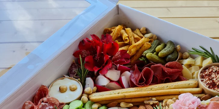Antipasto boxy: sýry, uzeniny, hummus, krekry, ořechy, zelenina i francouzská bageta