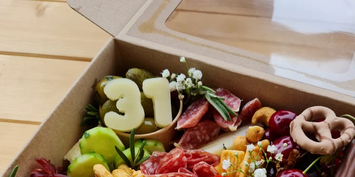 Antipasto boxy: sýry, uzeniny, hummus, krekry, ořechy, zelenina i francouzská bageta