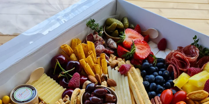 Antipasto boxy: sýry, uzeniny, hummus, krekry, ořechy, zelenina i francouzská bageta