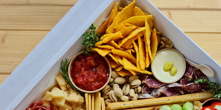 Antipasto boxy: sýry, uzeniny, hummus, krekry, ořechy, zelenina i francouzská bageta