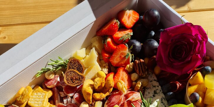 Antipasto boxy: sýry, uzeniny, hummus, krekry, ořechy, zelenina i francouzská bageta