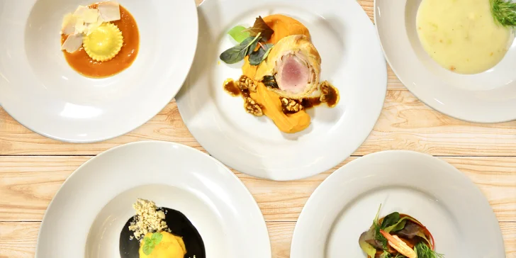 10chodové menu od oceňovaného šéfkuchaře pro pár: losos, raviola i wellington z panenské svíčkové