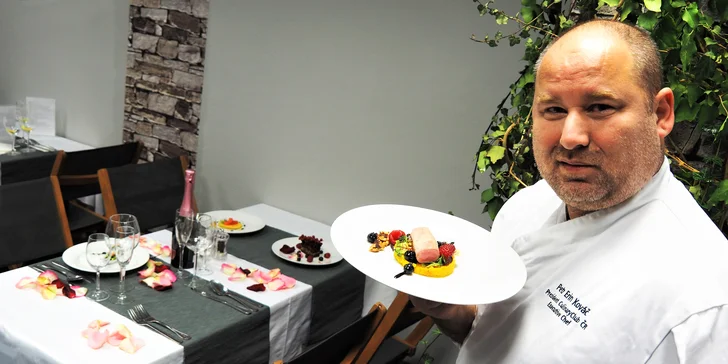 10chodové menu od oceňovaného šéfkuchaře pro pár: losos, raviola i wellington z panenské svíčkové
