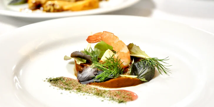 Slavnostní 8chodové degustační menu pro 2: losos gravlax, kančí svíčková Wellington a další pochoutky
