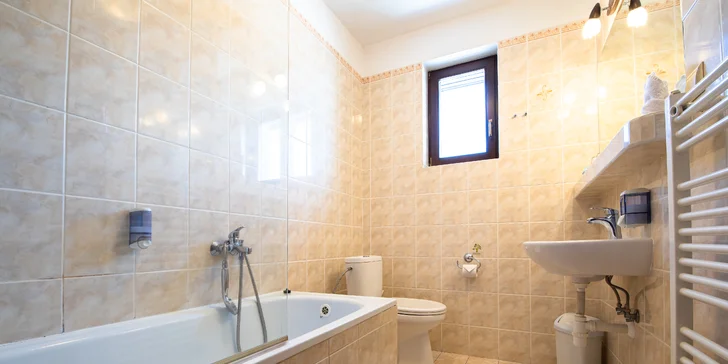Úžasný relax pod Velkou Fatrou: prostorné pokoje, polopenze, neomezený vstup do bazénu