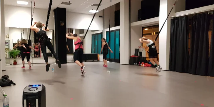 Bavte se a zároveň posilujte tělo: bungee fitness, pole dance nebo trampolínky