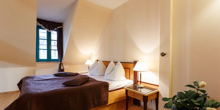 Odpočinek blízko Vřídelní kolonády: 3* hotel se snídaněmi i sleva na masáže