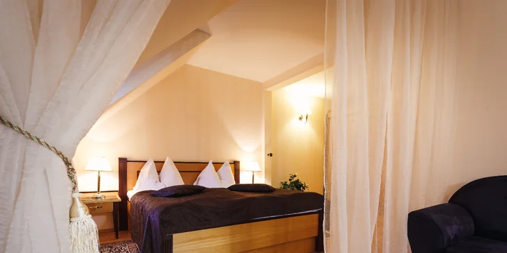 Odpočinek blízko Vřídelní kolonády: 3* hotel se snídaněmi i sleva na masáže
