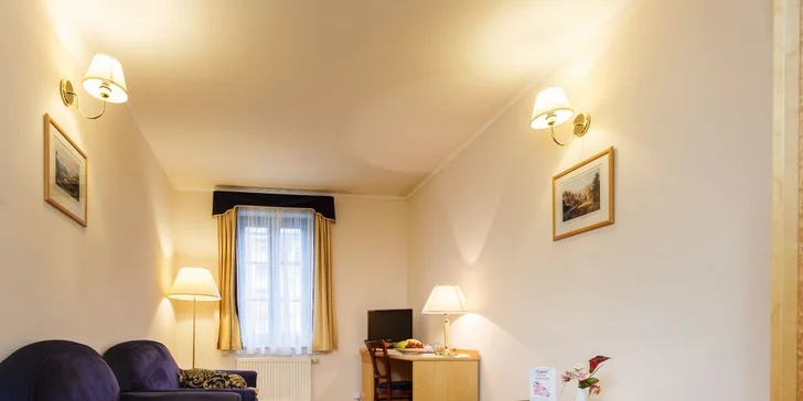 Odpočinek blízko Vřídelní kolonády: 3* hotel se snídaněmi i sleva na masáže