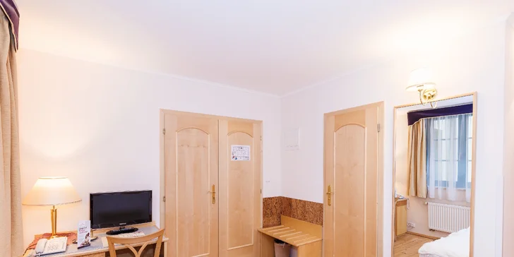 Odpočinek blízko Vřídelní kolonády: 3* hotel se snídaní a třeba i pivní koupelí