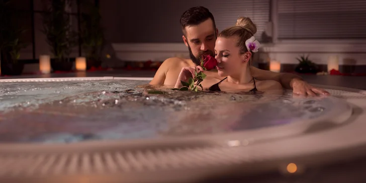 2 hodiny v soukromé VIP wellness zóně pro pár: vířivka, finská sauna i láhev sektu