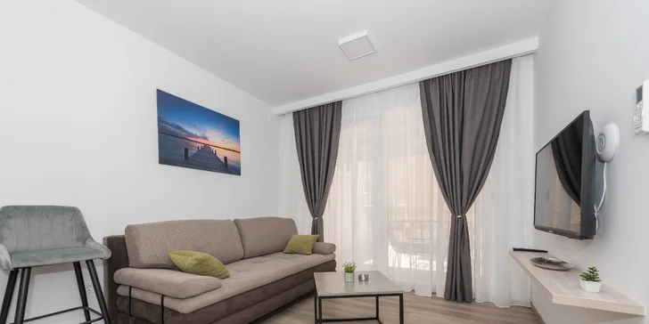 Dovolená na Makarské: moderní vybavené apartmány až pro 6 osob, terasa s posezením, na pláž 50 metrů