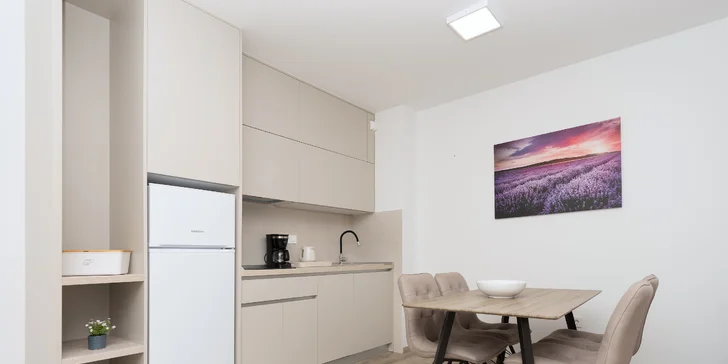 Dovolená na Makarské: moderní vybavené apartmány až pro 6 osob, terasa s posezením, na pláž 50 metrů