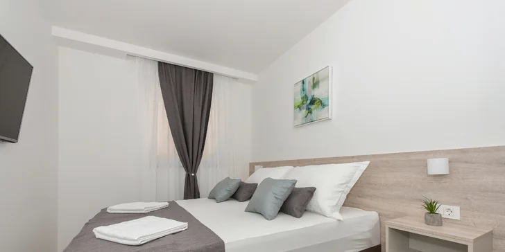 Dovolená na Makarské: moderní vybavené apartmány až pro 6 osob, terasa s posezením, na pláž 50 metrů