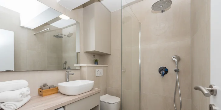 Dovolená na Makarské: moderní vybavené apartmány až pro 6 osob, terasa s posezením, na pláž 50 metrů