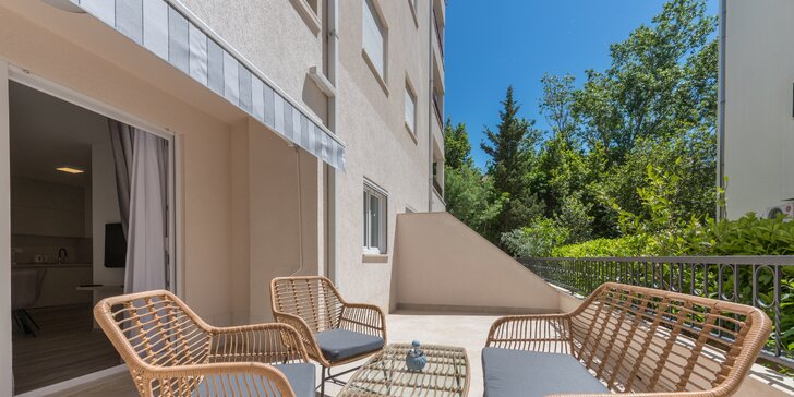 Dovolená na Makarské: moderní vybavené apartmány až pro 6 osob, terasa s posezením, na pláž 50 metrů