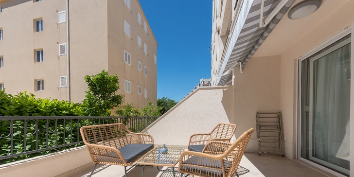 Dovolená na Makarské: moderní vybavené apartmány až pro 6 osob, terasa s posezením, na pláž 50 metrů