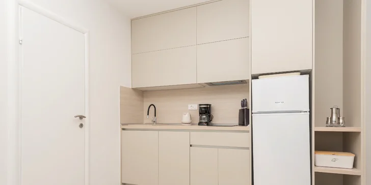 Dovolená na Makarské: moderní vybavené apartmány až pro 6 osob, terasa s posezením, na pláž 50 metrů