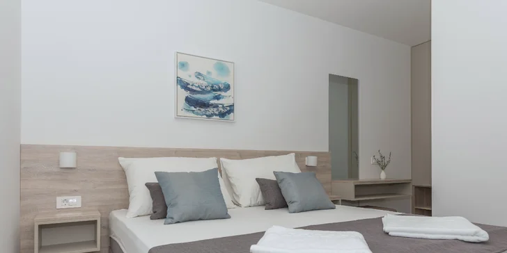 Dovolená na Makarské: moderní vybavené apartmány až pro 6 osob, terasa s posezením, na pláž 50 metrů