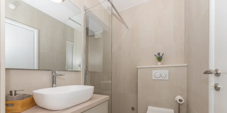 Dovolená na Makarské: moderní vybavené apartmány až pro 6 osob, terasa s posezením, na pláž 50 metrů