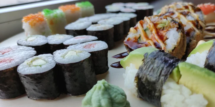 Pestré sushi sety: 42, 52 nebo 72 rolek s lososem, avokádem i tuňákem