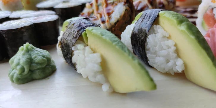 Pestré sushi sety: 42, 52 nebo 72 rolek s lososem, avokádem i tuňákem