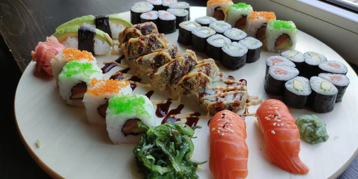Pestré sushi sety: 42, 52 nebo 74 rolek s lososem, avokádem i tuňákem