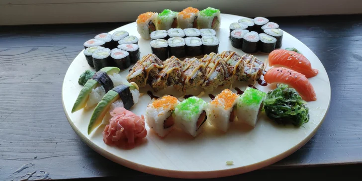 Pestré sushi sety: 42, 52 nebo 74 rolek s lososem, avokádem i tuňákem