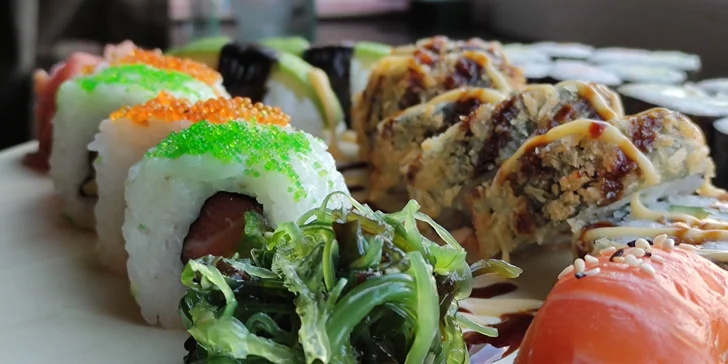 Pestré sushi sety: 42, 52 nebo 72 rolek s lososem, avokádem i tuňákem