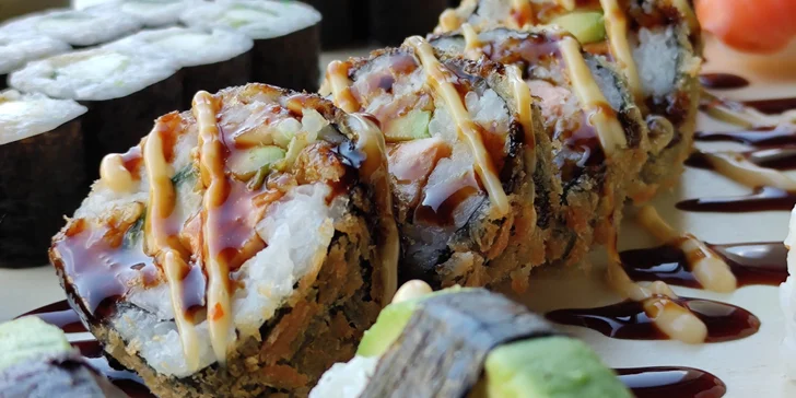 Pestré sushi sety: 42, 52 nebo 72 rolek s lososem, avokádem i tuňákem